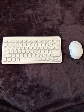 Wireless Compact Keyboard and Mouse Set — White
